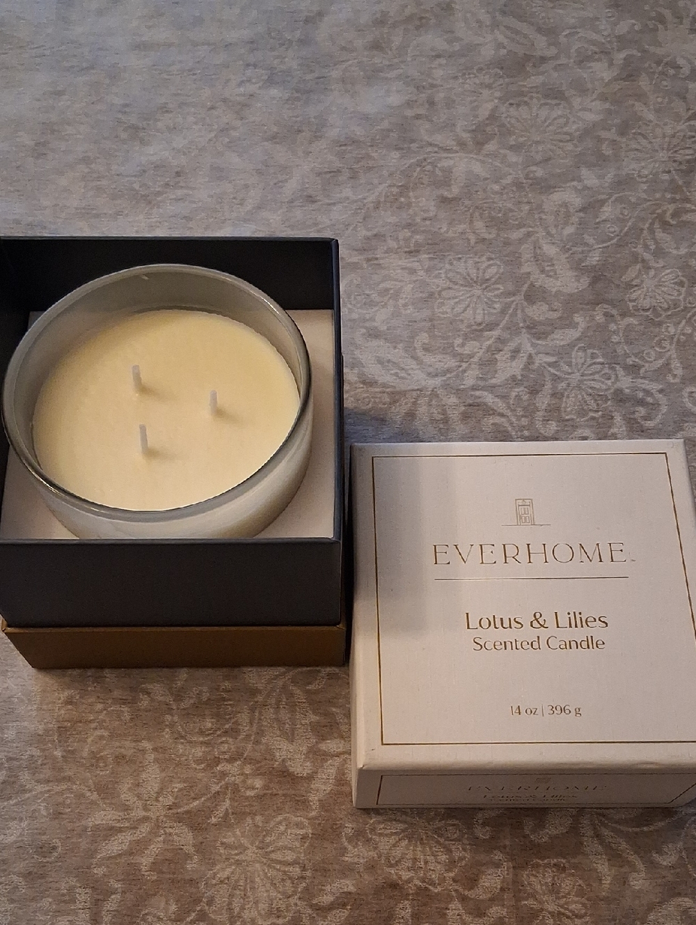 EVERHOME Lotus & Lilies Scented Candle - Cream